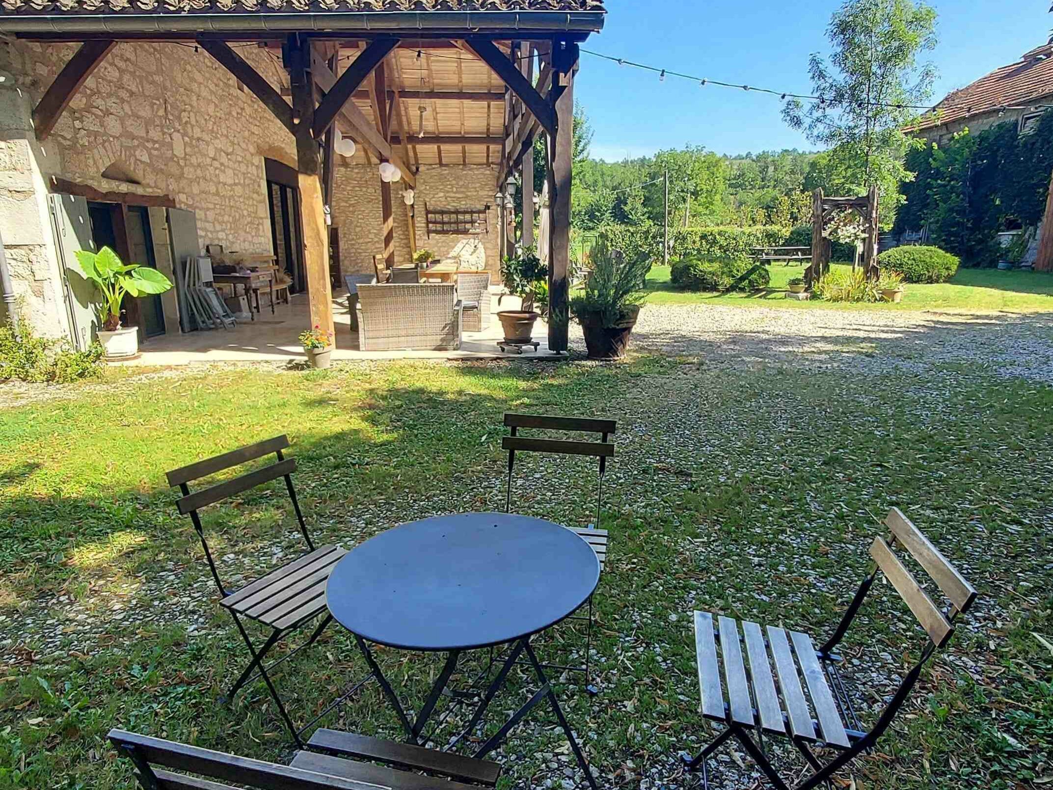 table et chaises dans un coin paisible à l'ombre