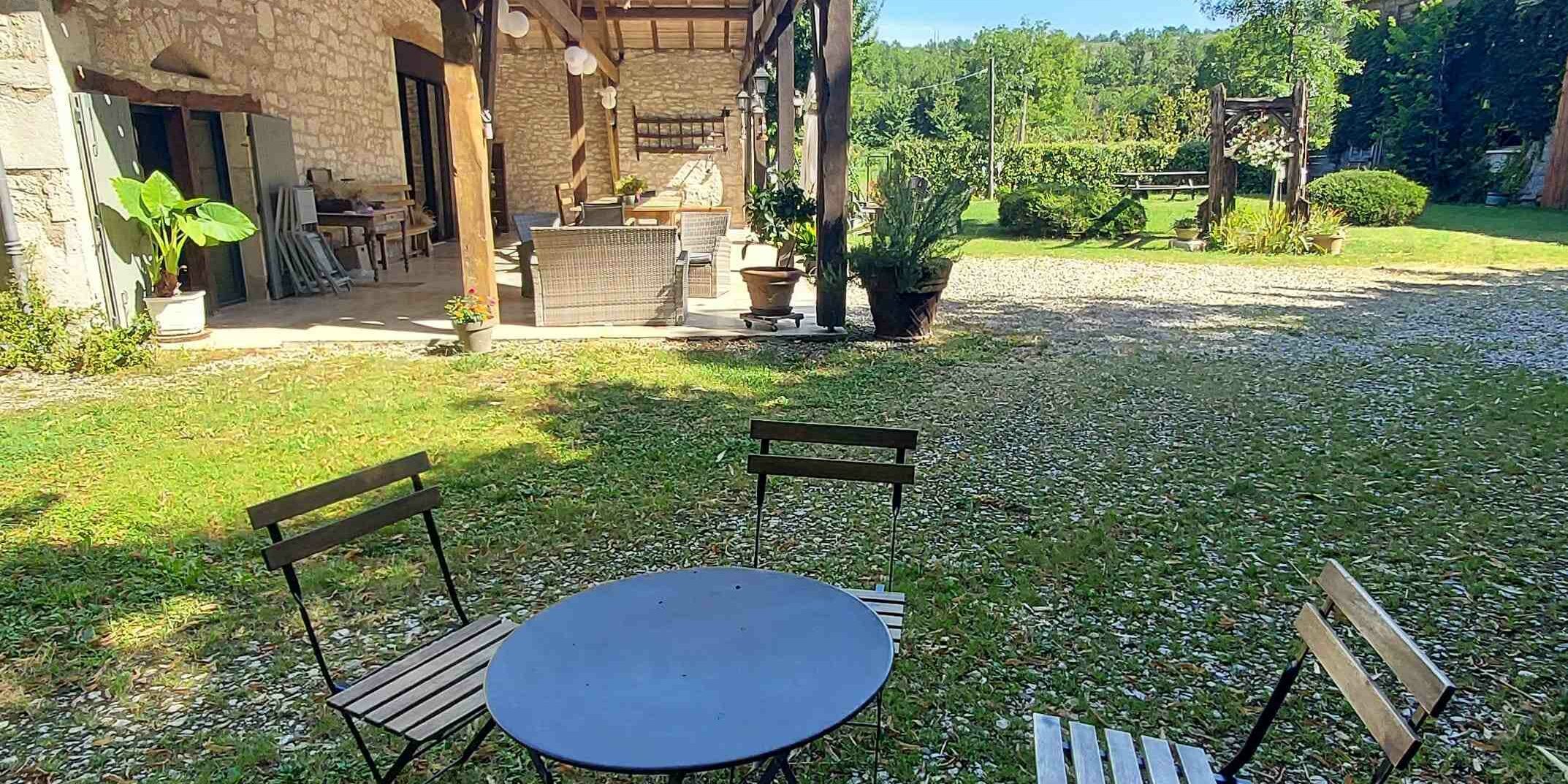 table et chaises dans un coin paisible à l'ombre