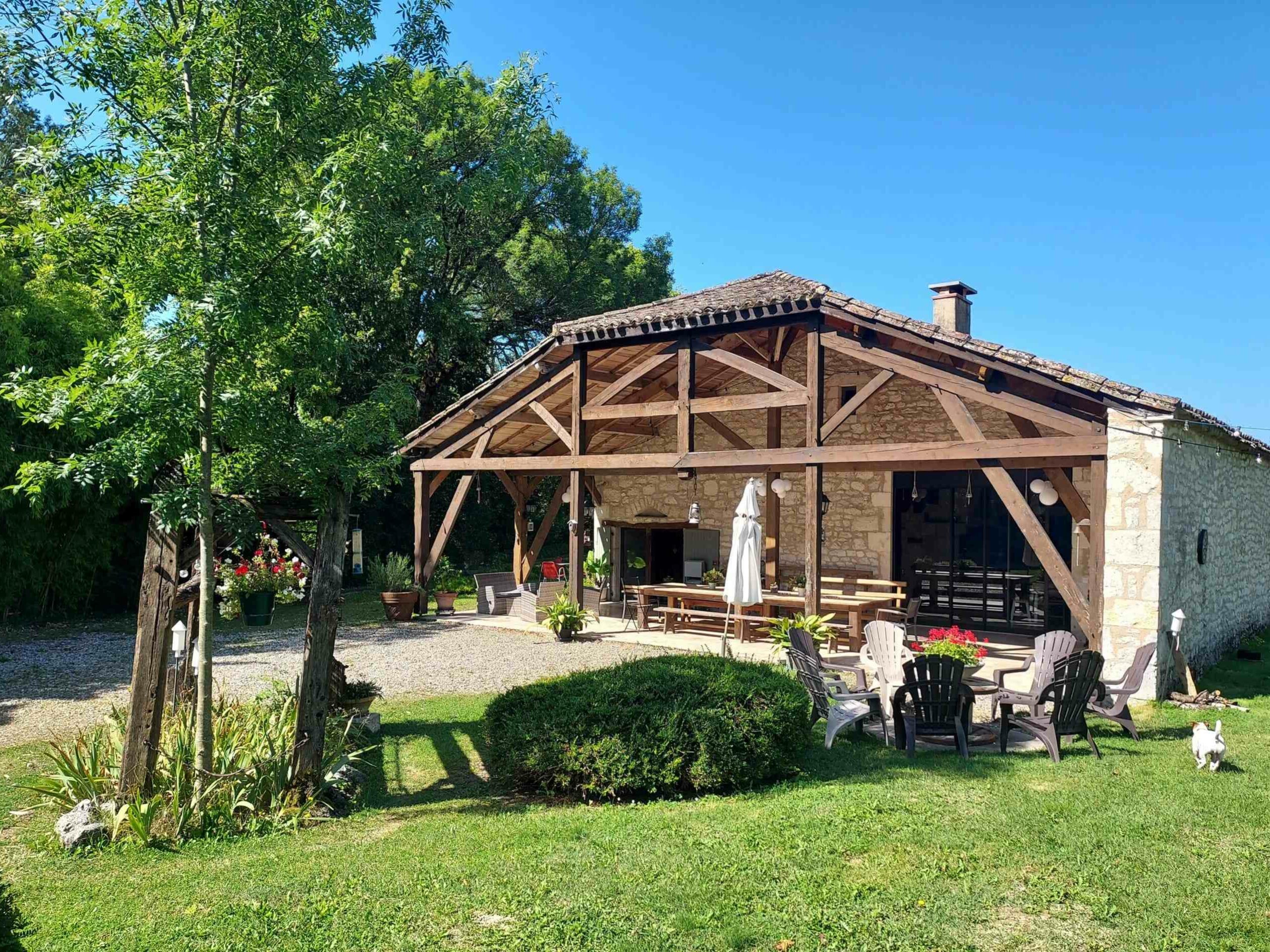 Terrasse couverte et jardin arrière