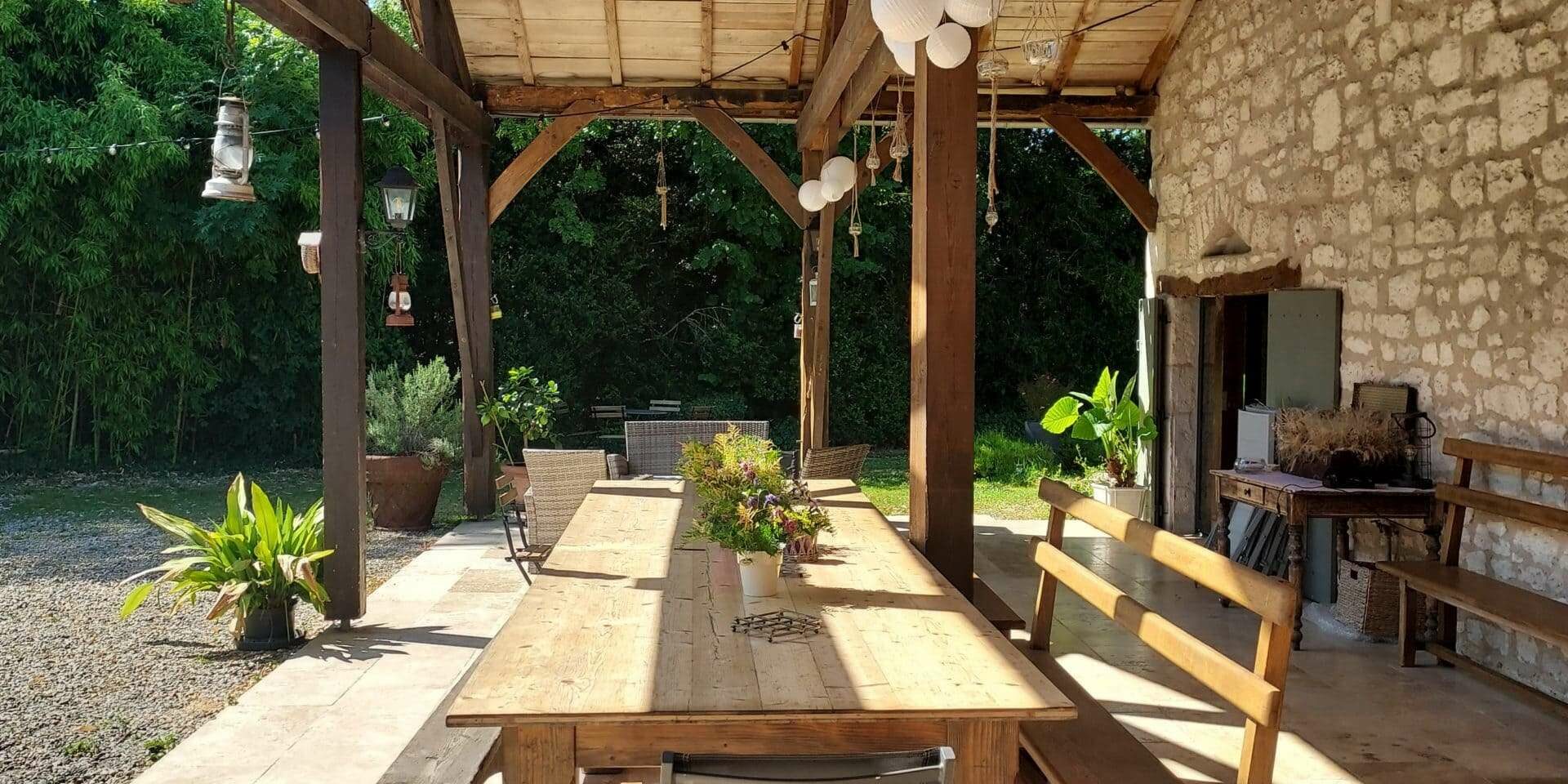 Table sous la terrasse couverte